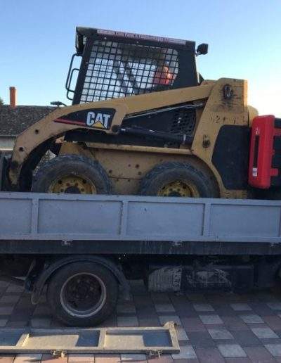 Kisteherautó bobcatet szállít