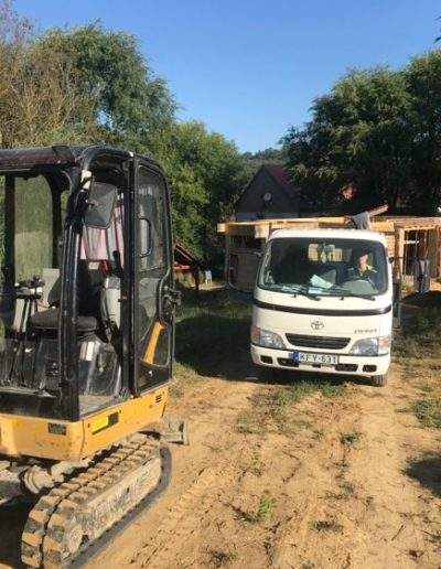 földmunkagép és kisteherautó